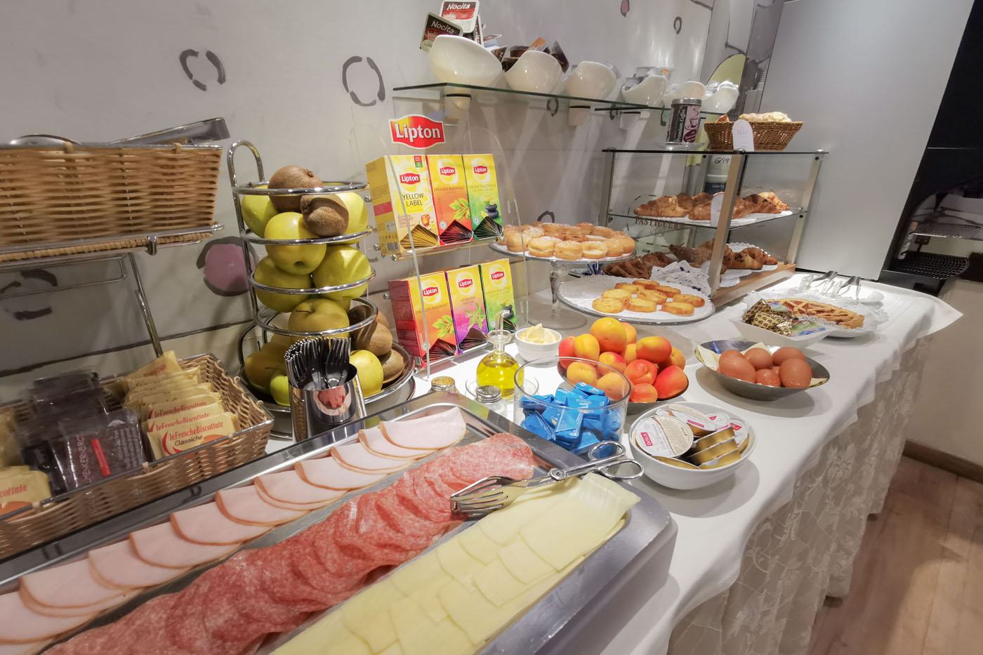 Breakfast room 3